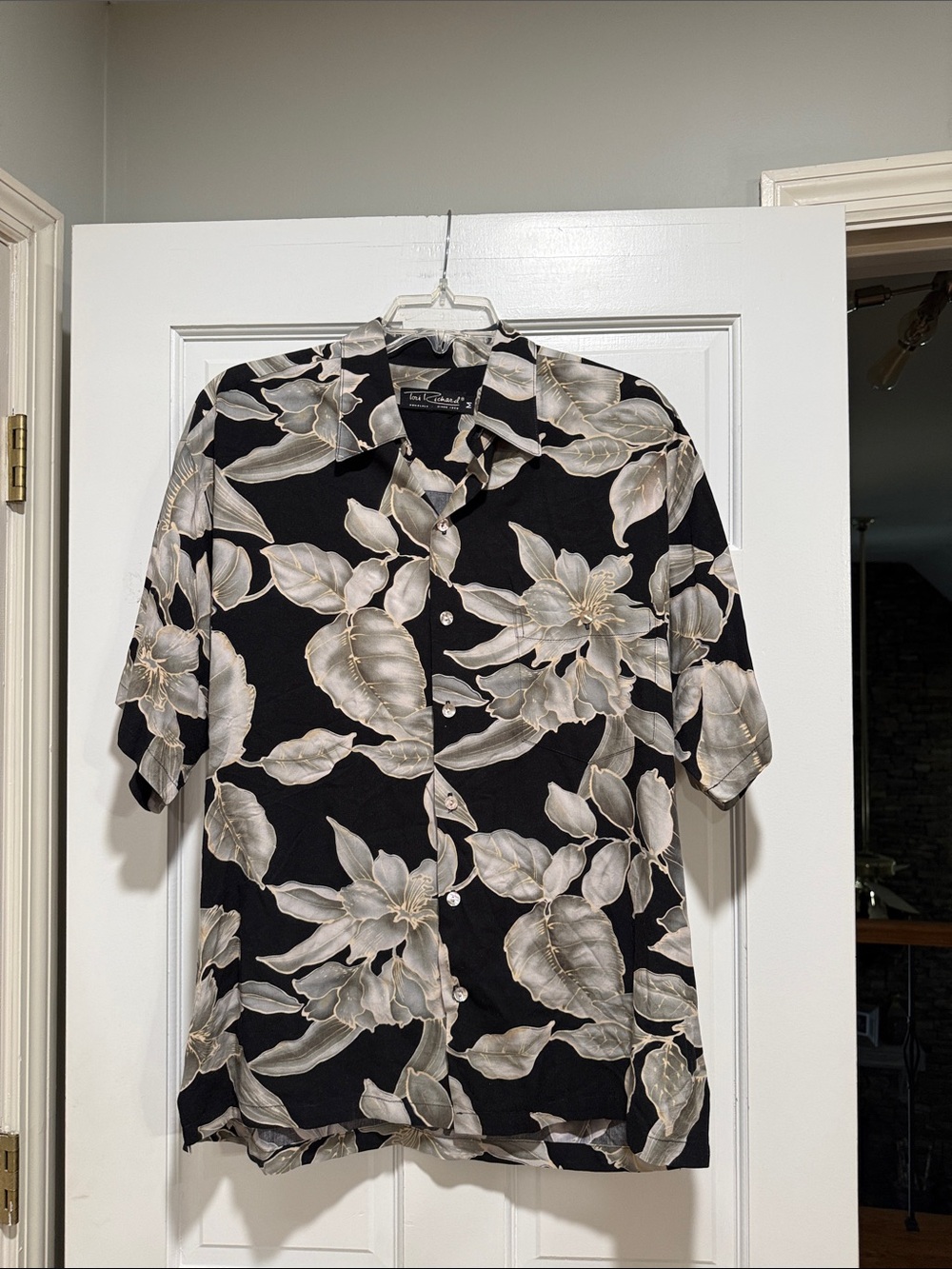 Tori Richard Black Short-Sleeve Button-Down with Cream Floral Motif medium